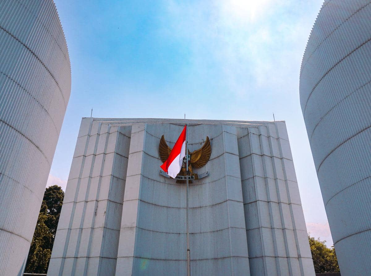 Bendera Merah Putih berkibar di depan Monumen Nasional, Jakarta.