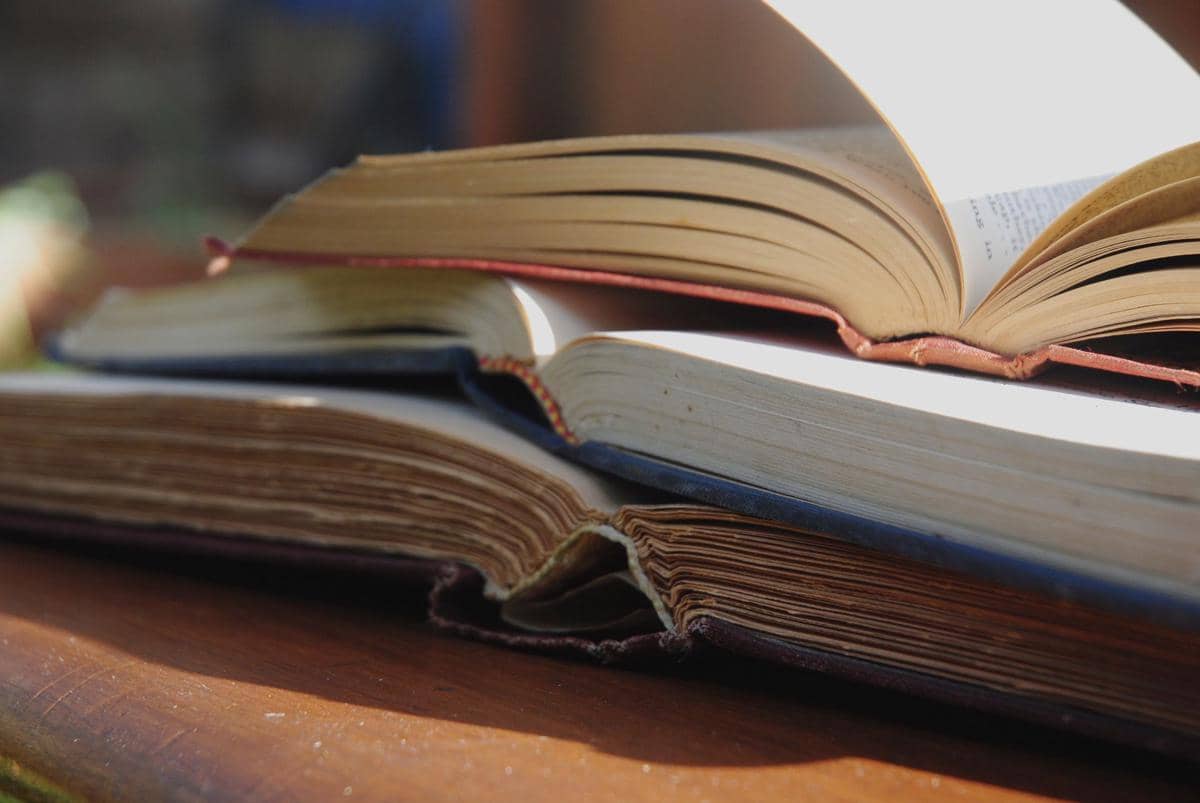 tumpukan buku yang sudah tua