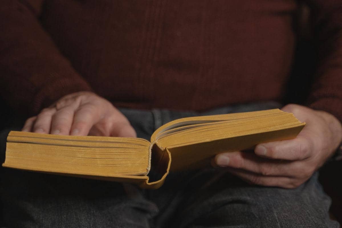 seorang wanita membaca buku tua