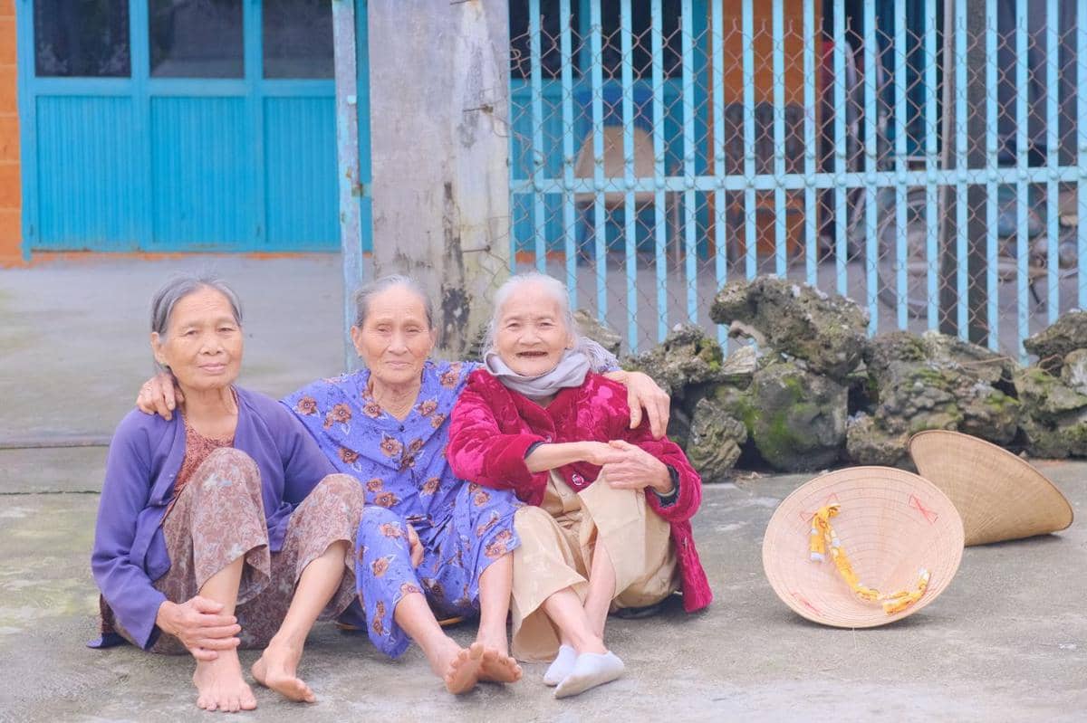 ilustrasi orang tua atau lansia, kumpul bareng, Vietnam