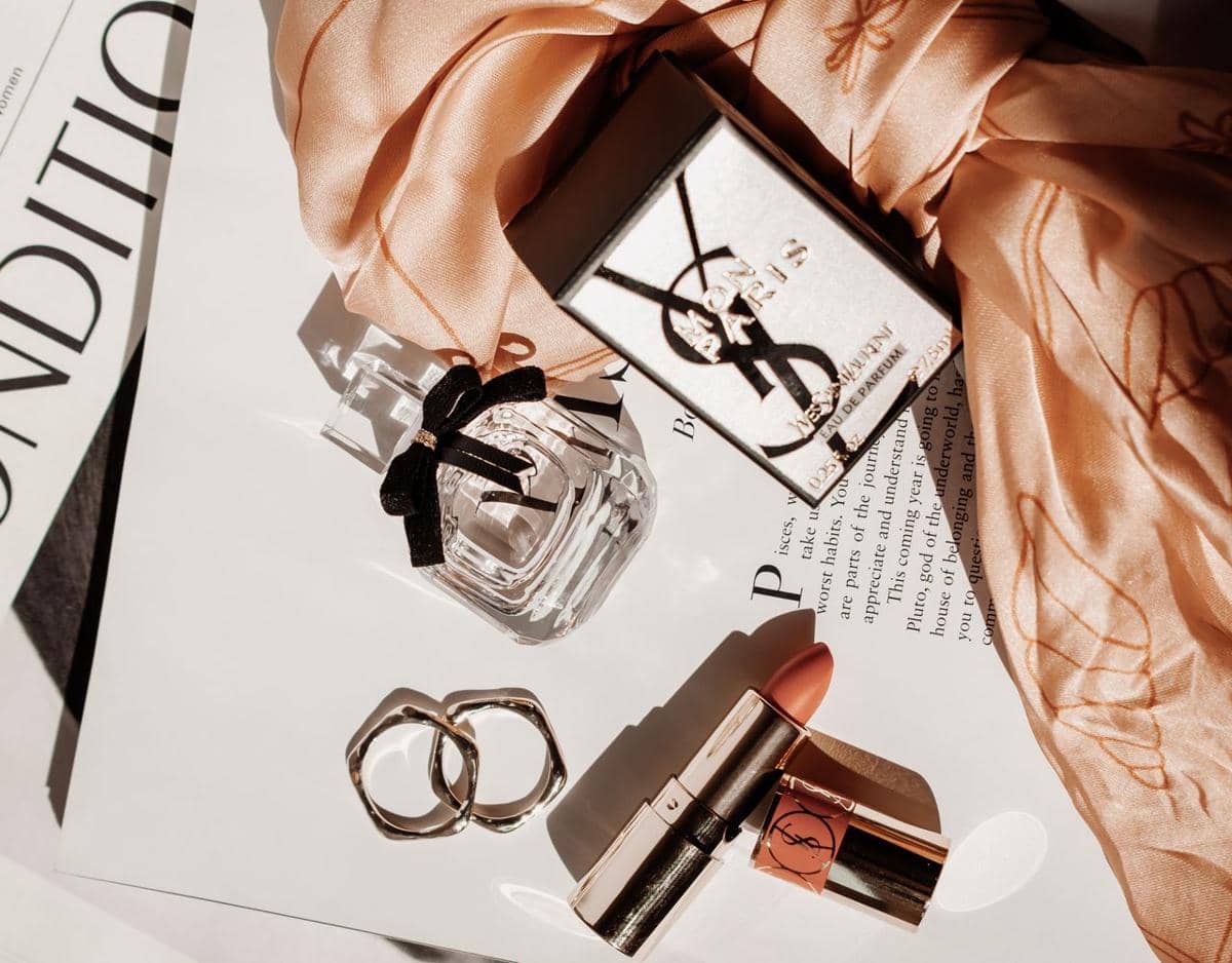 ilustrasi lipstik dan parfum YSL, barang branded, makeup