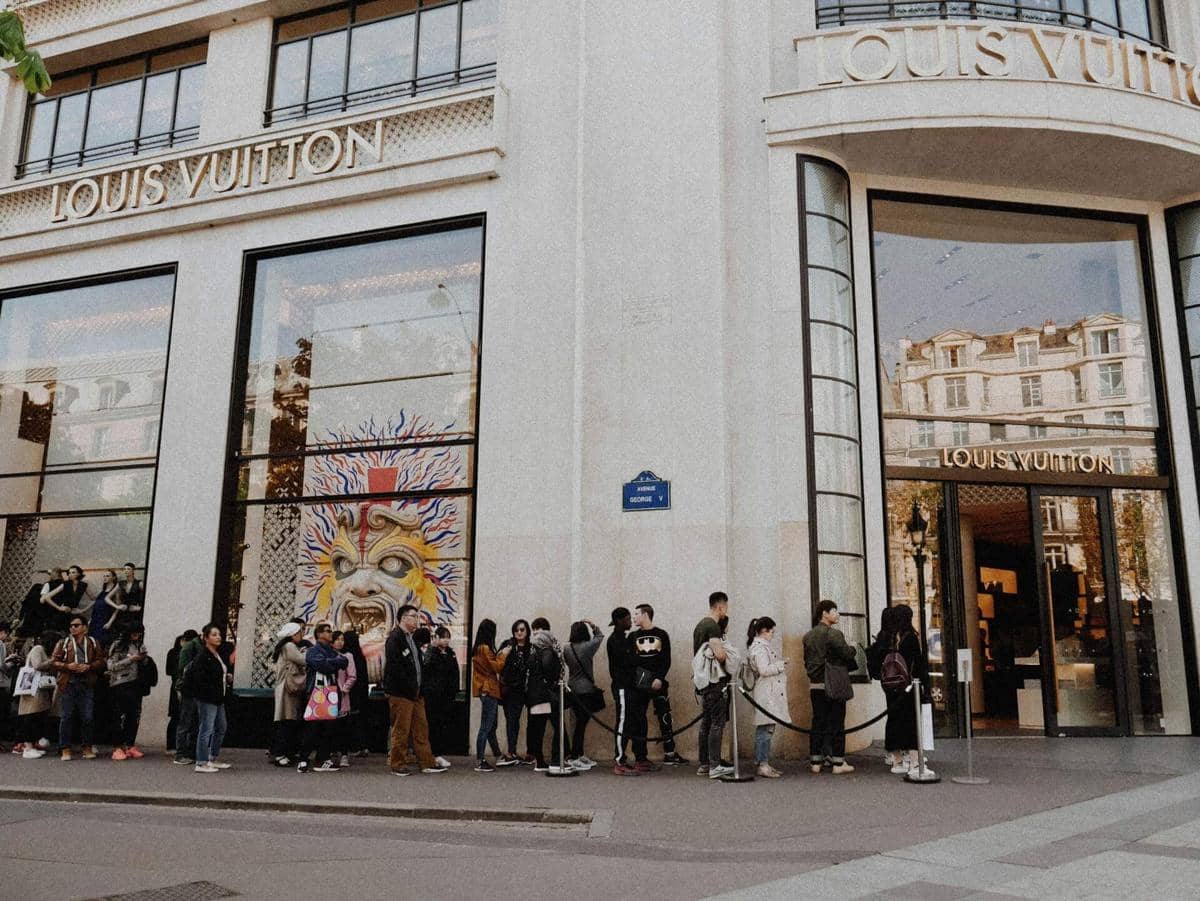 ilustrasi Louis Vuitton store, barang branded, barang mewah