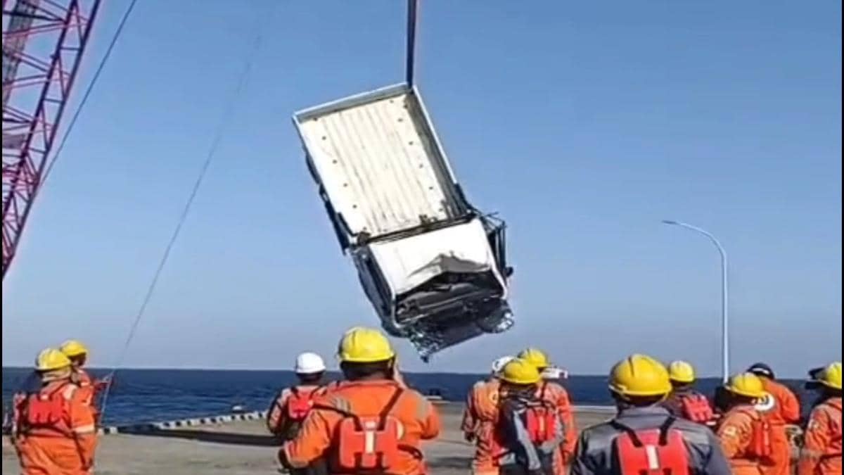 Pikap Tercebur ke Laut di Karangasem, Warga Panik Selamatkan Penumpang