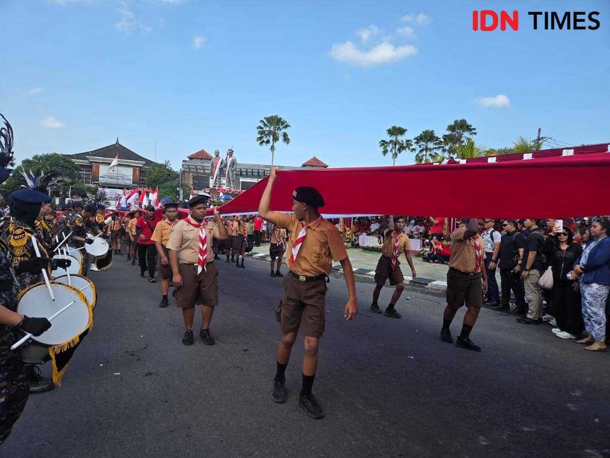 Parade Harmoni Nusantara Tabanan Bentangkan Merah Putih 100 Meter