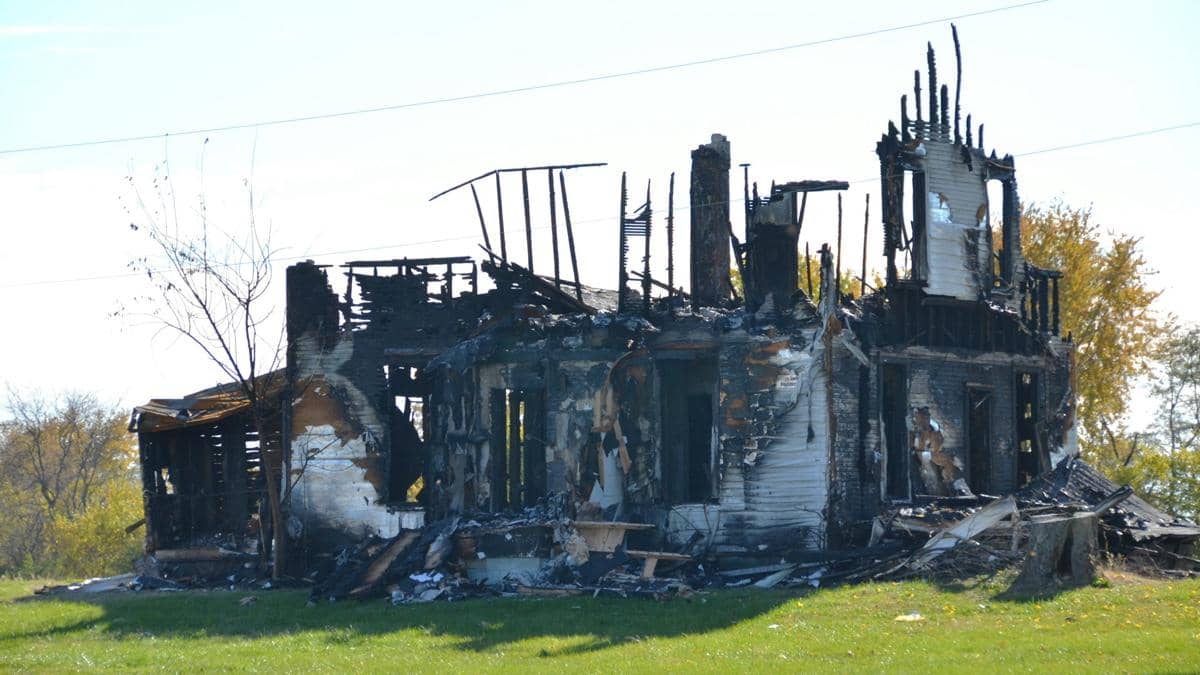 rumah yang hangus terbakar