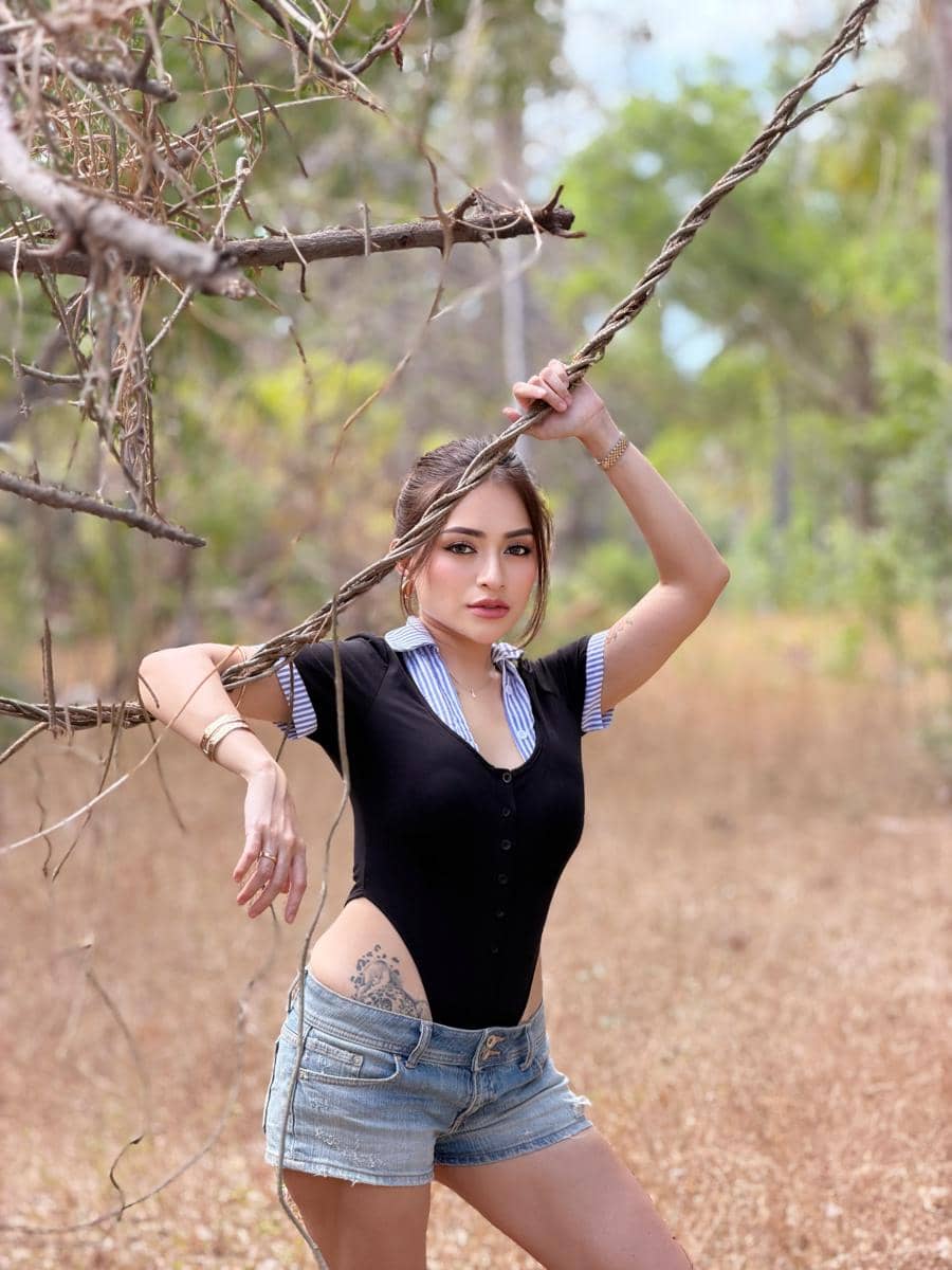 Nathalie Holscher dan Aripat berpose bersama sambil menikmati momen bulan madu mereka dalam unggahan Instagram.