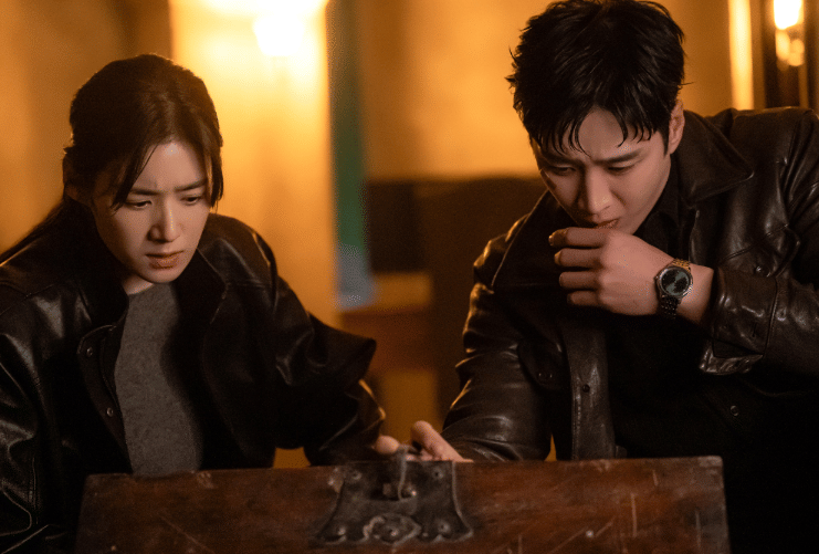 Potongan adegan drama Korea Flex x Cop 2 dari materi promosi resmi SBS untuk musim kedua serial tersebut.