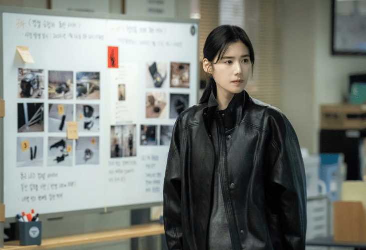 Still cut drama Korea Flex x Cop 2 produksi SBS yang memperlihatkan adegan para pemeran serial tersebut.