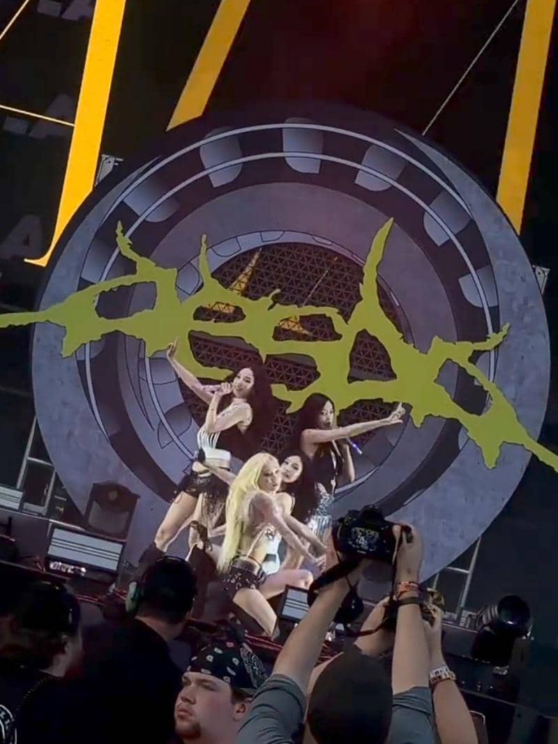 Potret grup K-pop aespa saat menghadiri Lollapalooza Chicago 2026, dibagikan melalui akun Instagram resmi mereka.