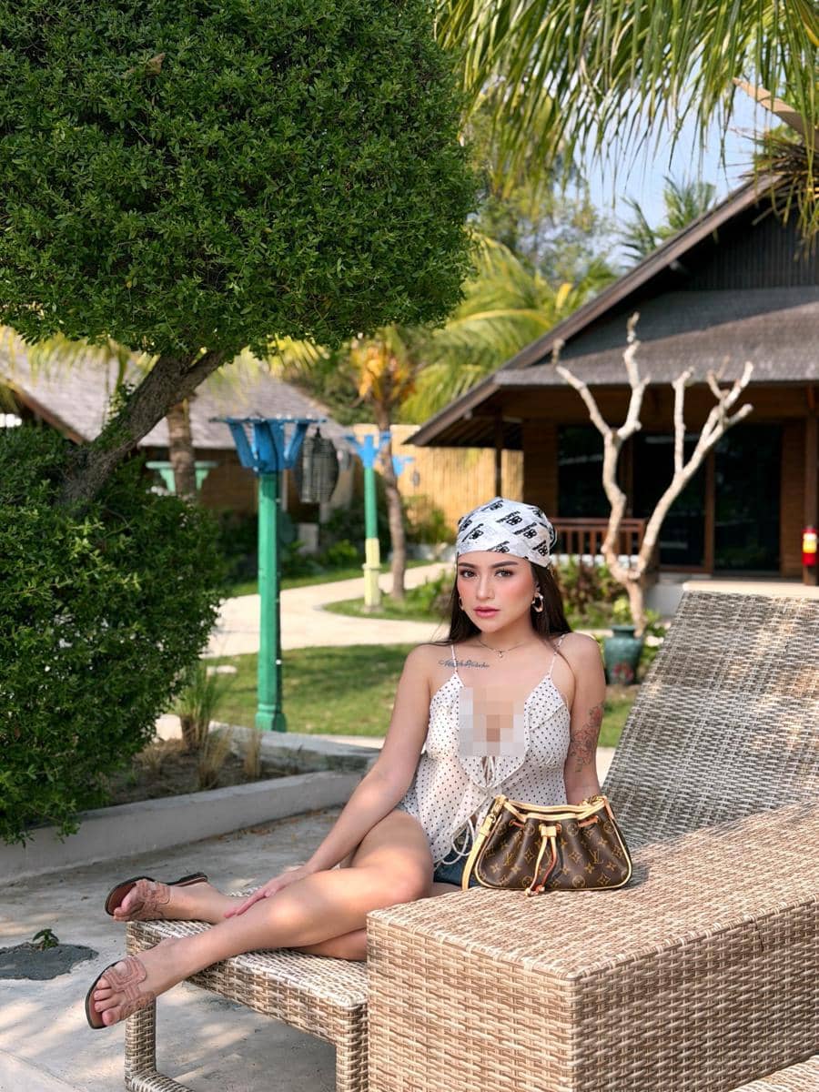 Nathalie Holscher dan Aripat berpose bersama saat menikmati momen bulan madu, seperti dibagikan di Instagram.