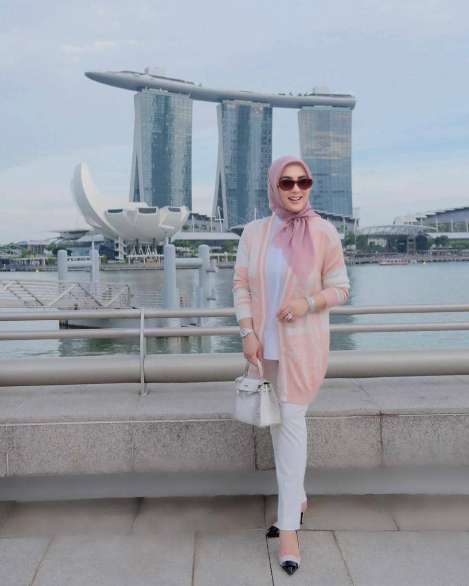 Potret Syahrini yang dibagikan melalui akun Instagram resminya, @princessyahrini, dalam unggahan media sosial.