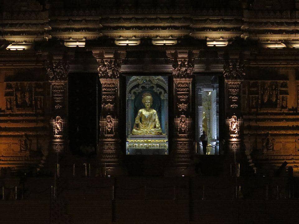 Garbhagruh (ruang suci bagian dalam) utama dari Kuil Swaminarayan Akshardham.