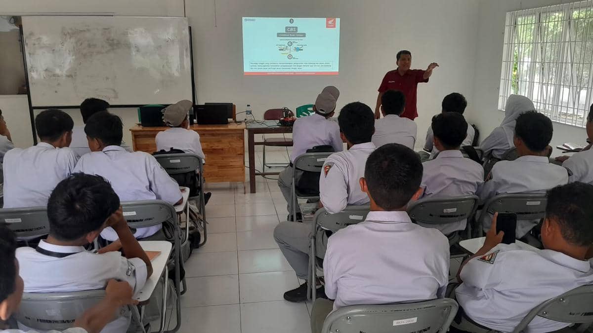 Sambangi SMK Binaan, Honda Gulirkan Seminar Teknologi Terkini