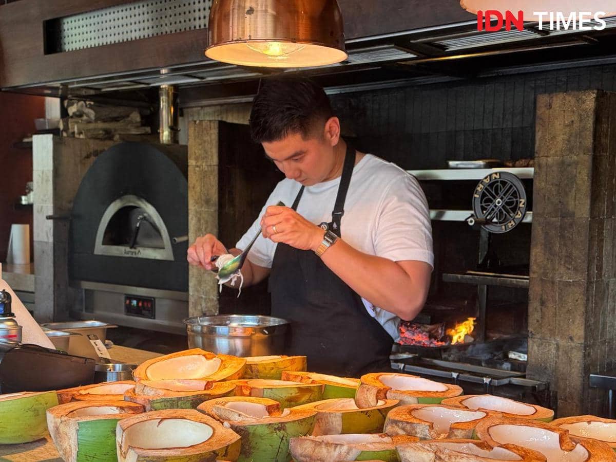 Potret Chef Arnold menyiapkan menu kepada media