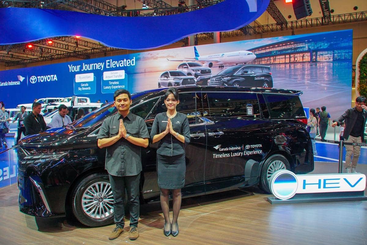 Toyota Alphard HEV digunakan sebagai kendaraan premium untuk layanan transfer penumpang dari dan ke bandara.