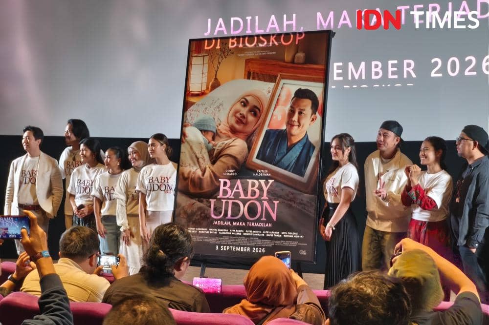 Potret Denny Sumargo bersama para cast dan crew film Baby Udon dalam press conference di Jakarta, Senin (3/8/2026) (IDN Times/Juan Dwi)