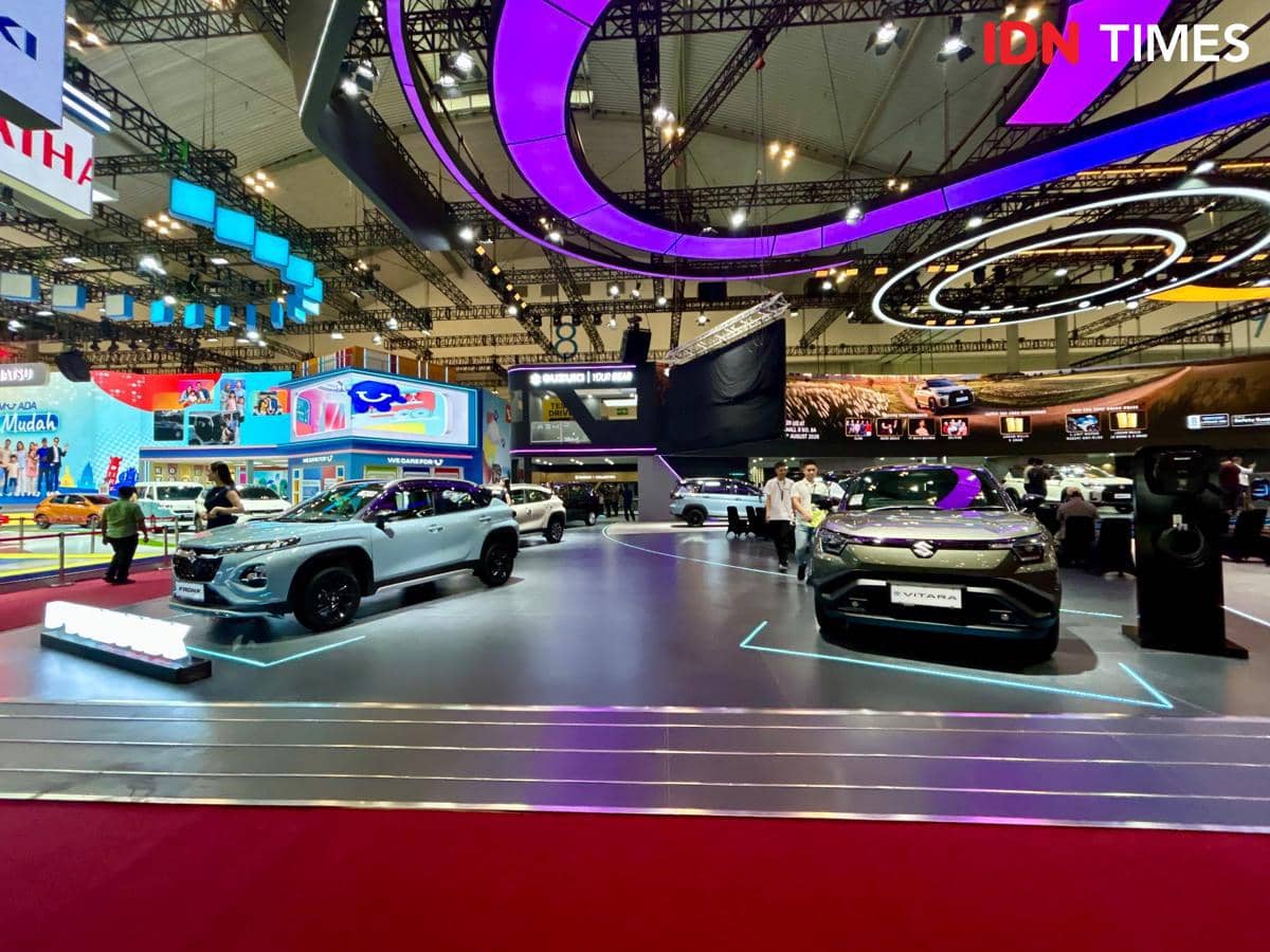 Booth Suzuki di pameran GIIAS 2026 dengan logo merek dan area display kendaraan yang tertata rapi.