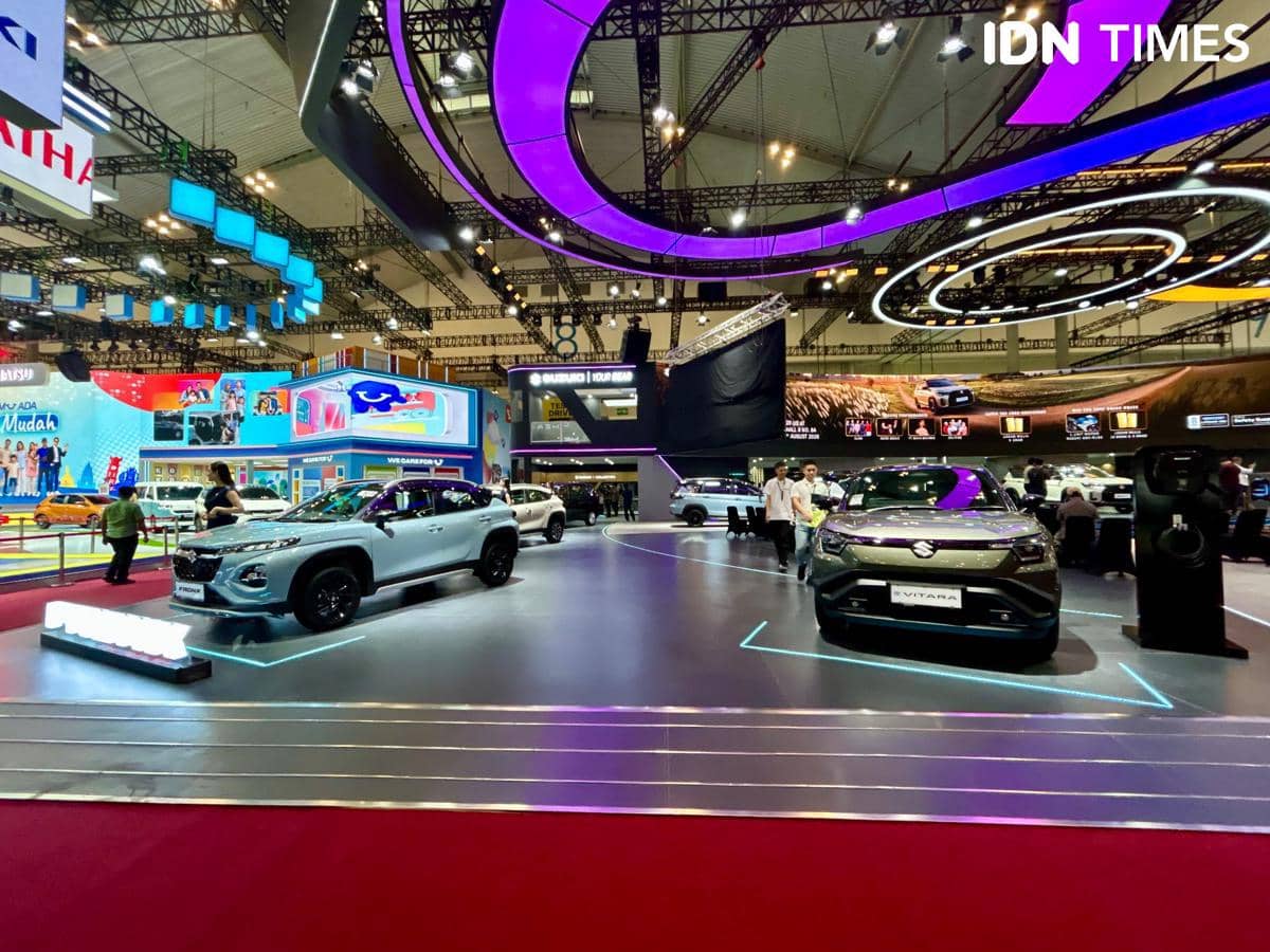 Booth Suzuki di pameran GIIAS 2026 dengan logo merek dan area display kendaraan yang tertata rapi.