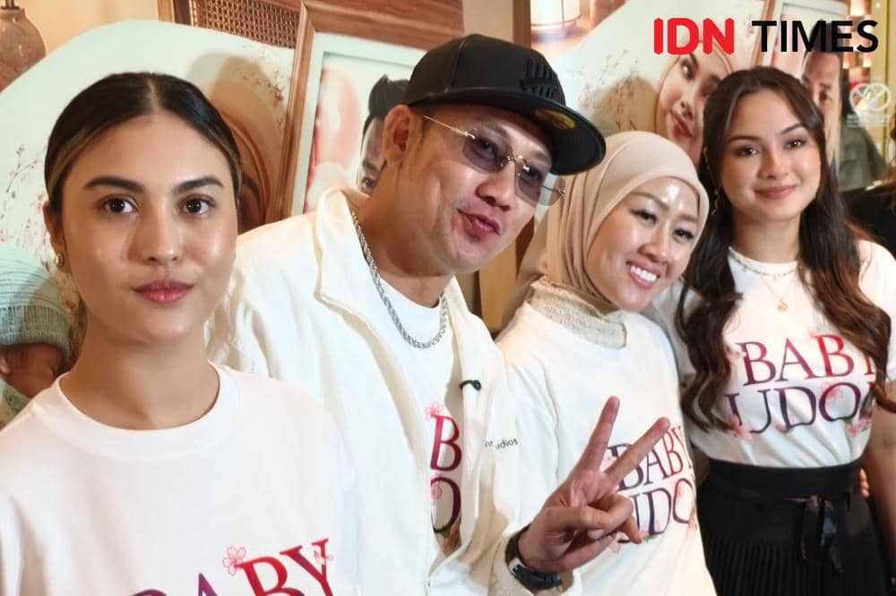 Denny Sumargo, Fanny Kondoh, Caitlin Halderman saat sesi doorstop usai press conference Baby Udon, Senin (3/8/2026) (IDN Times/Juan Dwi)