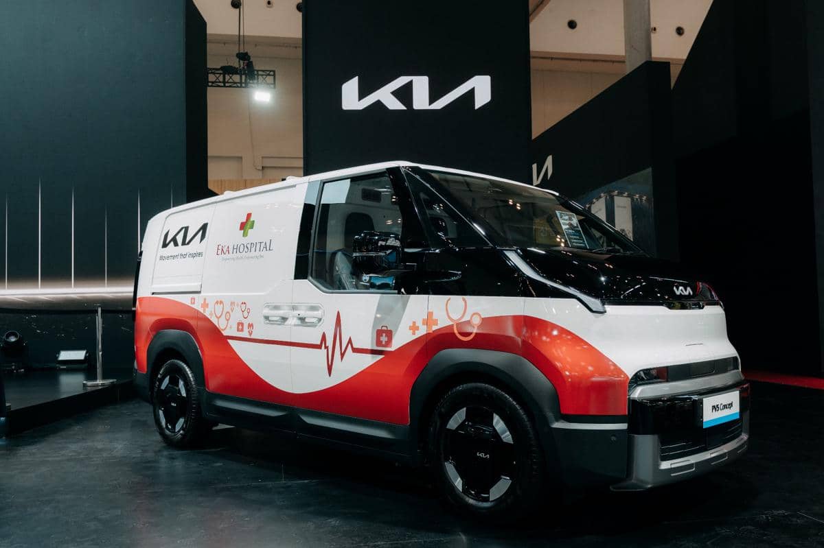 Kia PV5 bertema layanan kesehatan dipamerkan dengan desain kendaraan modern untuk mendukung kebutuhan mobilitas medis.