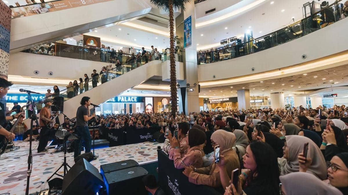 Suasana pusat perbelanjaan Tangcity Mall di Tangerang, terkait peningkatan transaksi tenant hingga 50 persen di tengah persaingan.