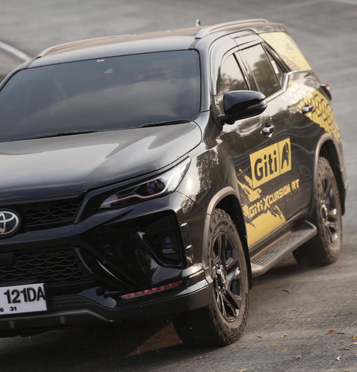 Ban Giti X Cursion dipamerkan dalam peluncuran resmi pada ajang GIIAS 2026, dengan desain tapak ban berprofil kasar.