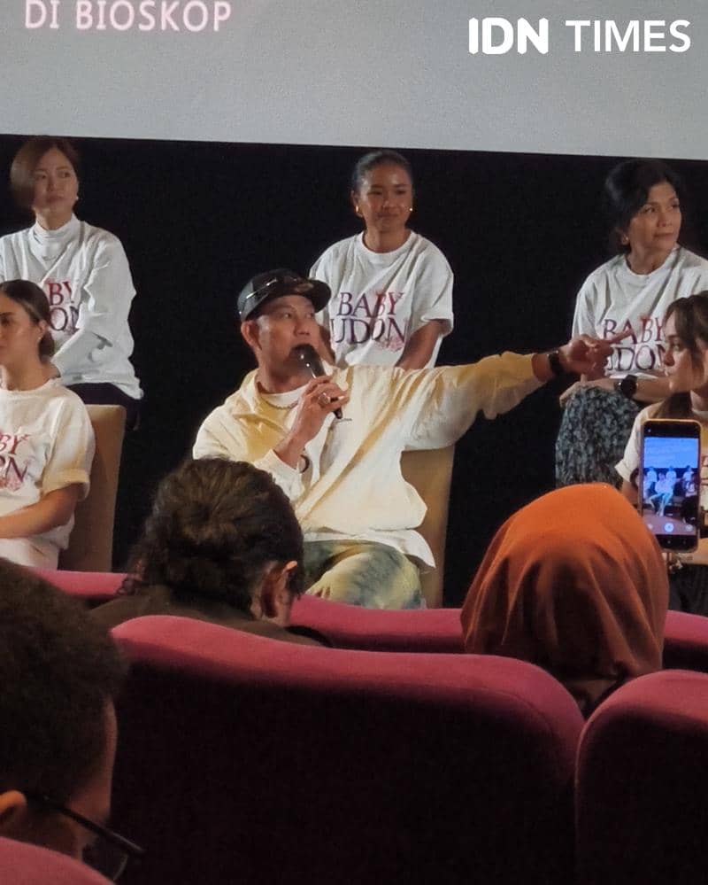 Potret Denny Sumargo bersama para cast di press conference film Baby Udon yang digelar di Jakarta, Senin (3/8/2026) (IDN Times/Juan Dwi)