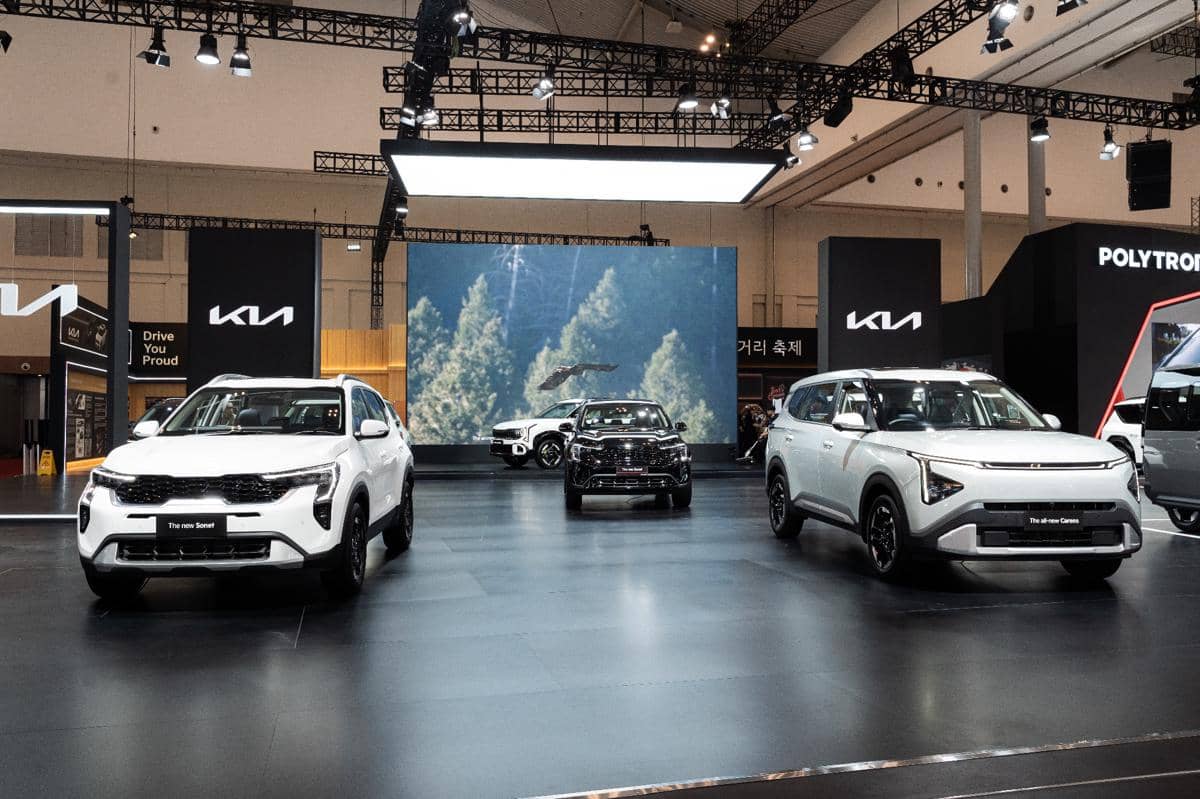 Booth Kia di pameran GIIAS menampilkan deretan mobil dan area pameran dengan 12 model kendaraan.