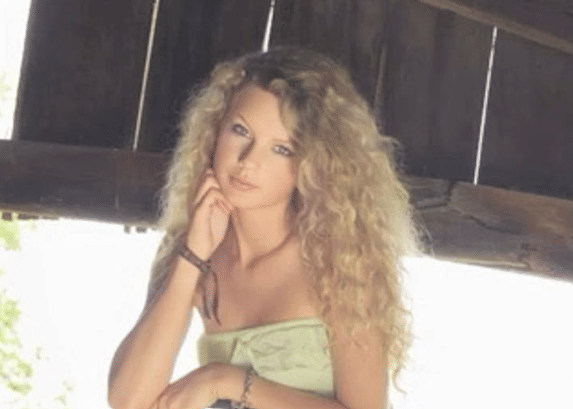 Taylor Swift dalam album debutnya