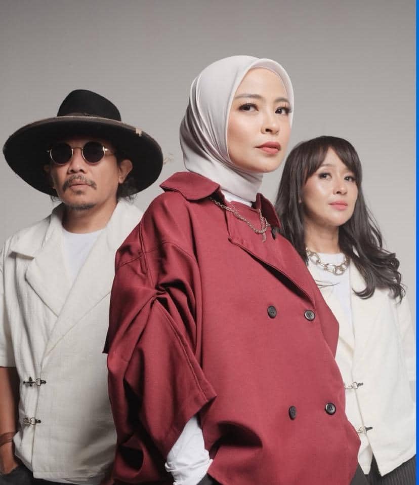 Personel band KOTAK tampil dalam potret promosi terkait kabar berpisah dari Warner Music Indonesia setelah 18 tahun bersama.