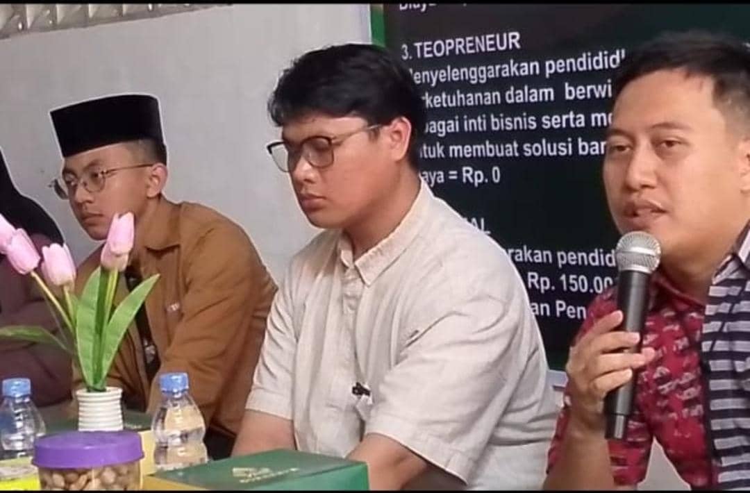 Berja Abdul Basit di tengah bersama perwakilan BRI Majenang memaparkan platform integrasi data sekolah.