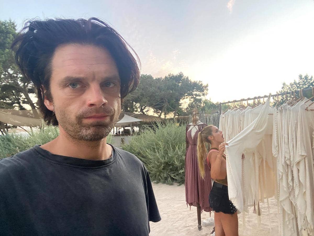 Sebastian Stan dan Annabelle Wallis berpose bersama dalam potret yang diunggah melalui akun Instagram Sebastian Stan.