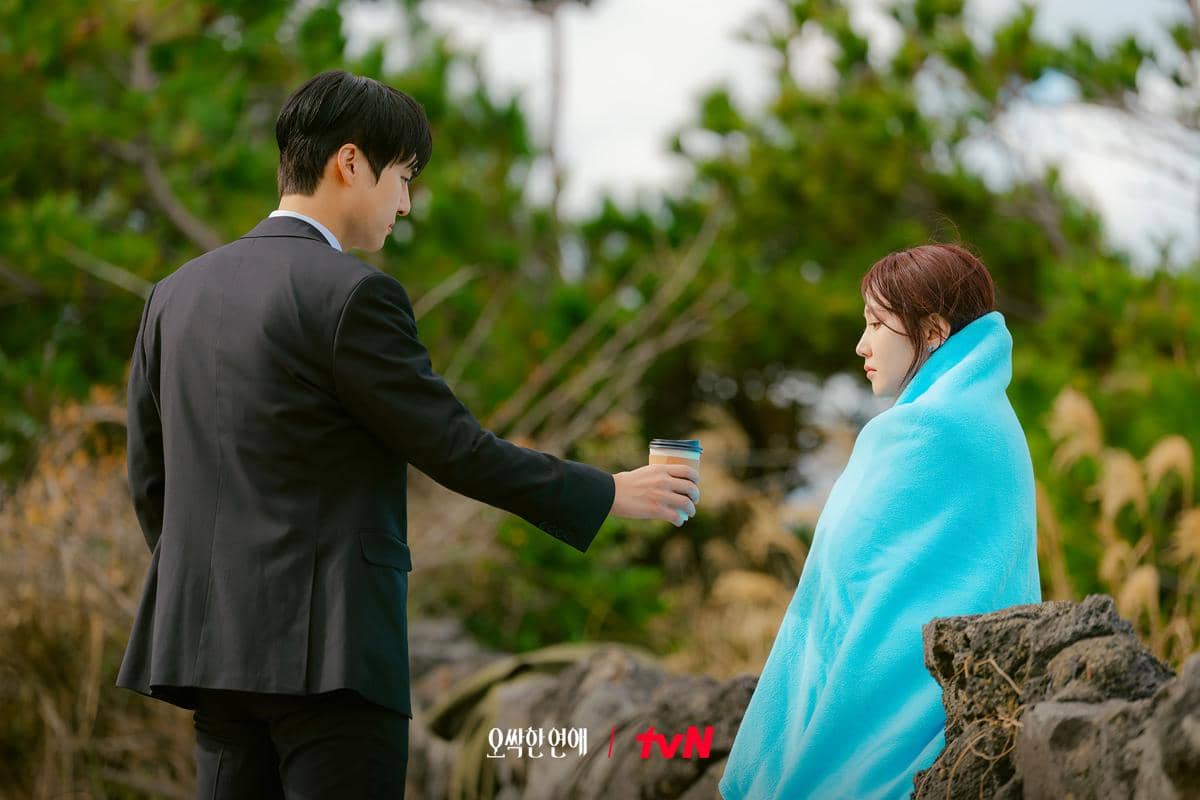 Cuplikan adegan drama Spooky in Love yang dibagikan melalui akun X CJnDrama, memperlihatkan para pemerannya.