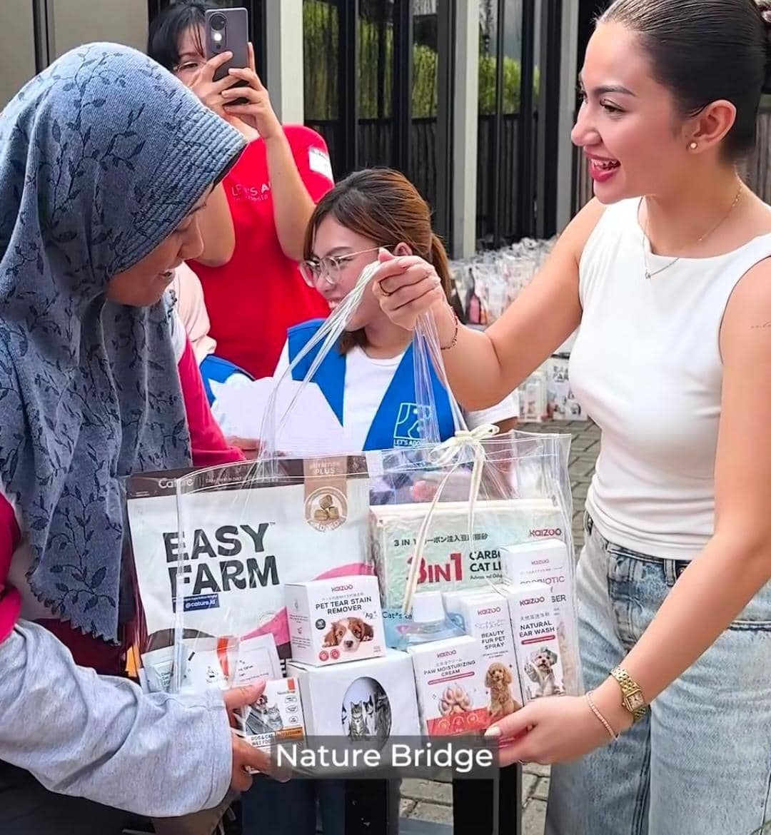 potret Ariel Tatum gelar sterilisasi gratis untuk ratusan kucing