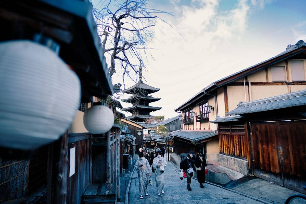 ilustrasi wisatawan di kawasan Sannen-zaka distrik Higashiyama
