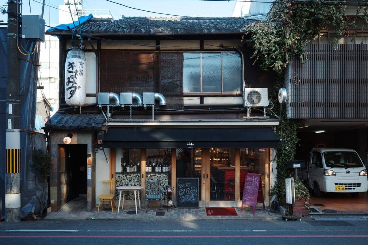ilustrasi kafe di Kyoto