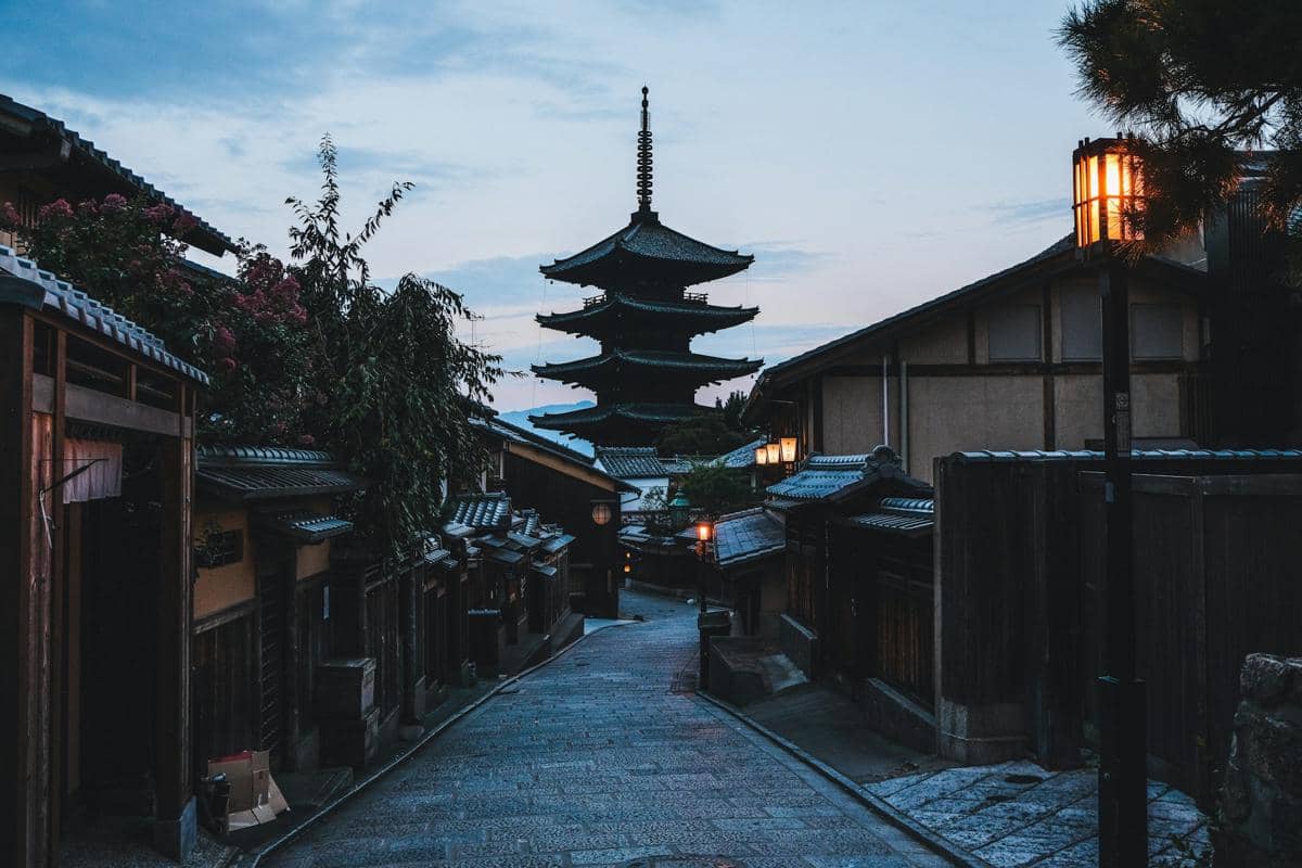ilustrasi suasana senja di Sannen-zaka distrik Higashiyama
