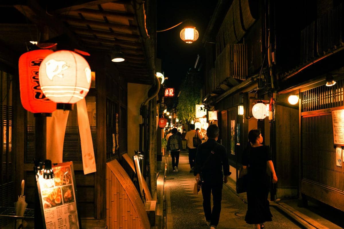 ilustrasi suasana malam hari di Pantocho Alley
