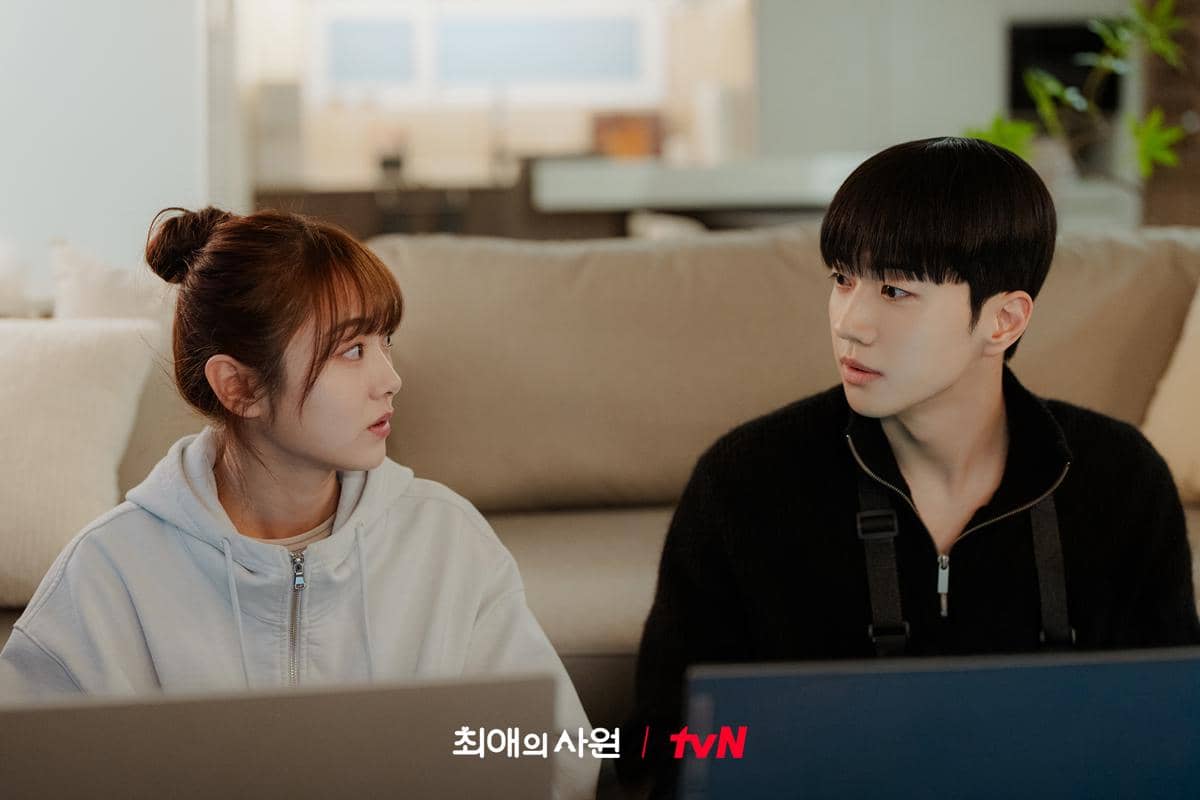 Cuplikan adegan drama Korea My Bias, My Boss dalam still cut yang dibagikan melalui akun X CJnDrama.