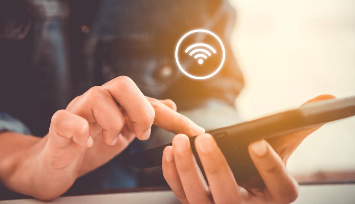 ilustrasi menggunakan wifi publik