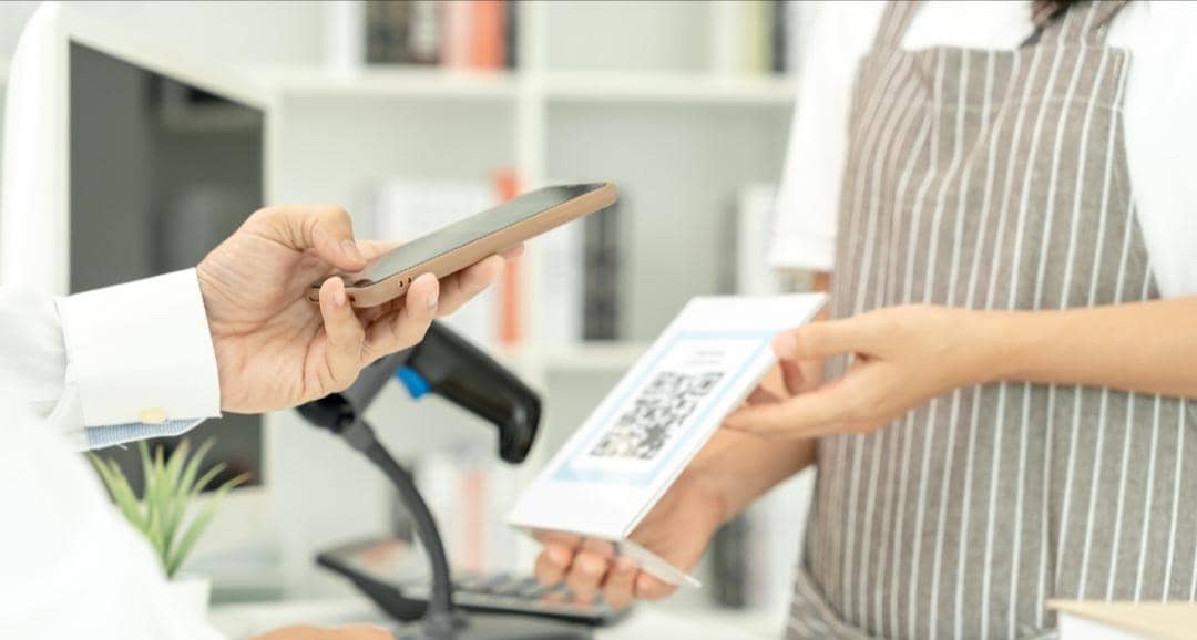 scan kode QR di kasir