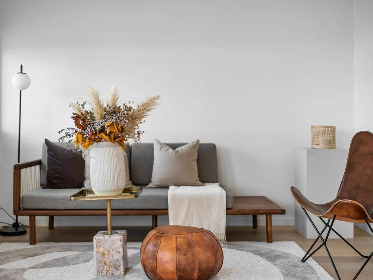 https://unsplash.com/id/foto/ruang-tamu-dengan-sofa-kursi-meja-dan-vas-bunga-6EH9BXkO33A
