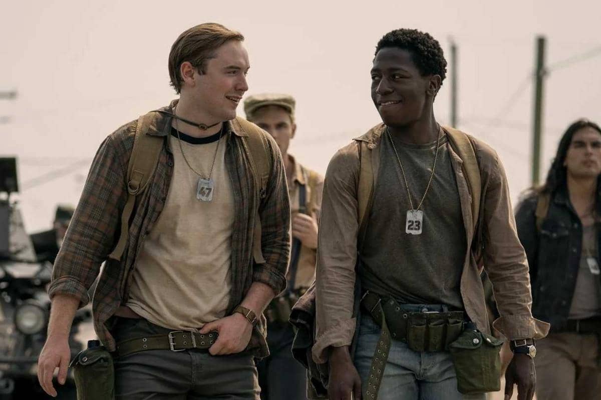 Cooper Hoffman dan David Jonsson dalam film The Long Walk