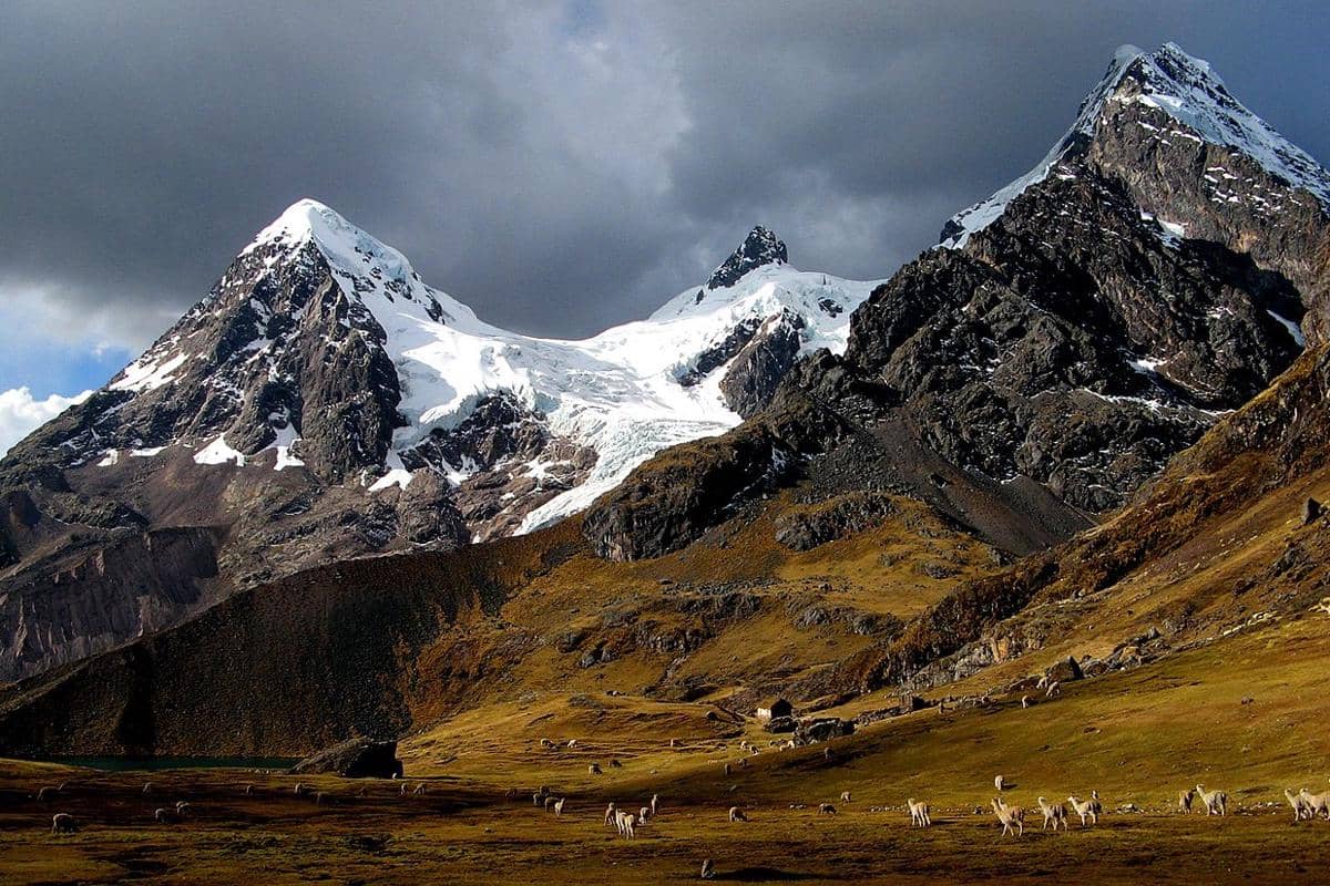 5 Fakta Gunung Ausangate, Gunung Suci Masyarakat Andes di Peru
