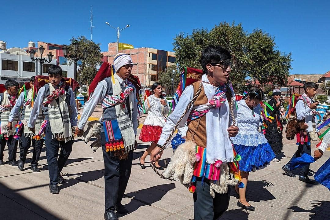 Para penari tradisional yang dinamakan Ukukus di festival Qoyllur Rit'i