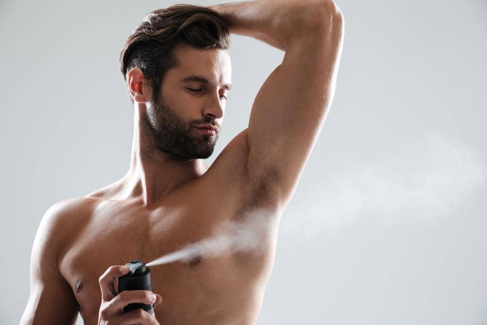 ilustrasi pria menggunakan deodorant.