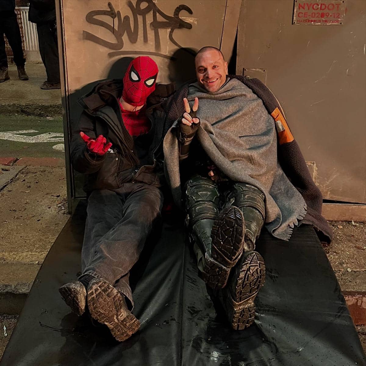 Potret Scorpion berkostum di balik layar produksi film Spider-Man: Brand New Day bersama Michael Mando.