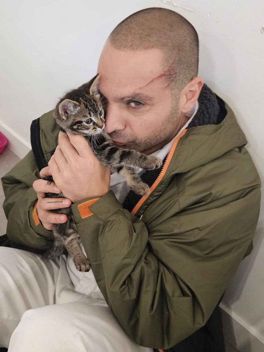 Michael Mando sebagai Scorpion berpose dalam potret di balik layar produksi film Spider-Man: Brand New Day.