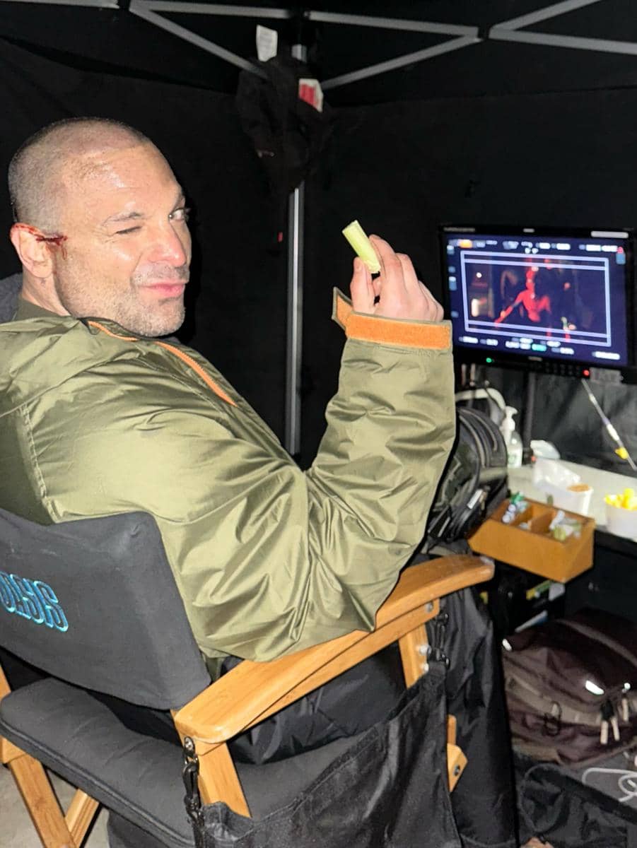 Michael Mando berpose sebagai Scorpion dalam potret di balik layar film Spider-Man: Brand New Day yang sedang diproduksi.