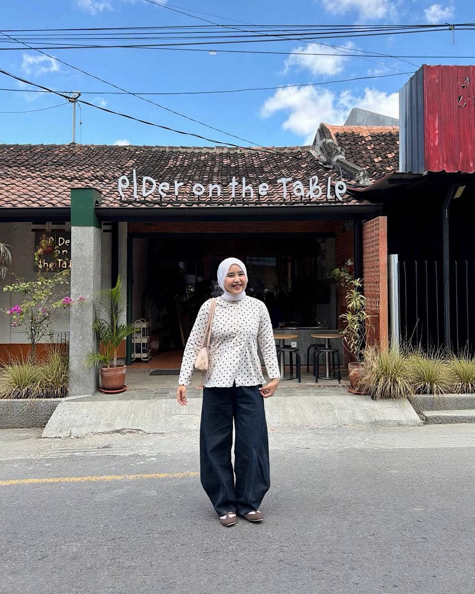 cara styling barrel pants ala Meilan Indrajati